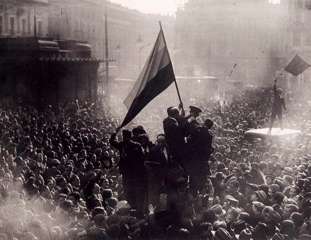 Fotografía tomada por Alfonso Sánchez Portela el 14 de abril de 1931 en la Puerta del Sol de Madrid.
